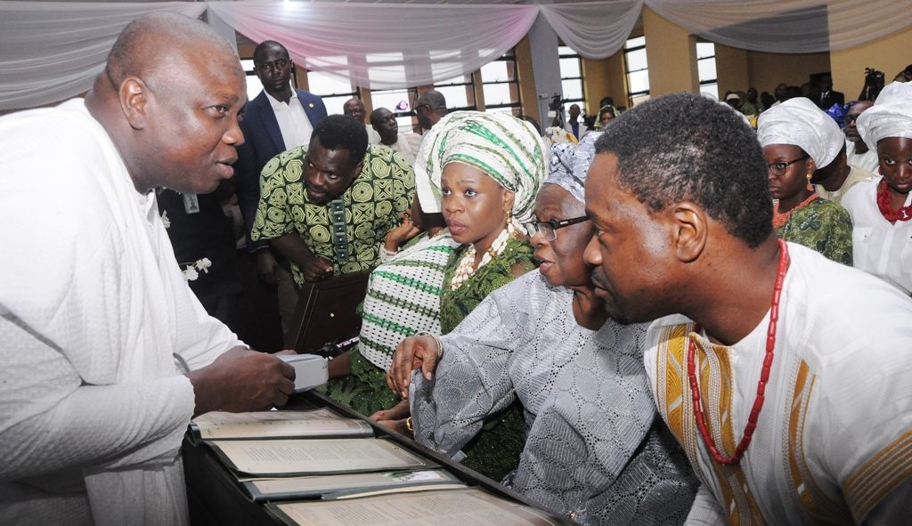 Lagos State Governor, Mr. Akinwunmi Ambode (left), with wife of the deceased, Dr. (Mrs.) Grace Braithwaite (2nd right); Son, Dr. Olumide Braithwaite (right) and Daughter, Mrs. Ebunolu Adeosun (3rd right)