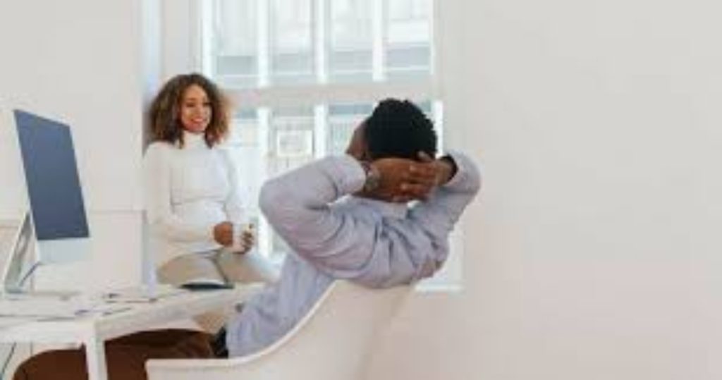 5 things to know before getting into office romance