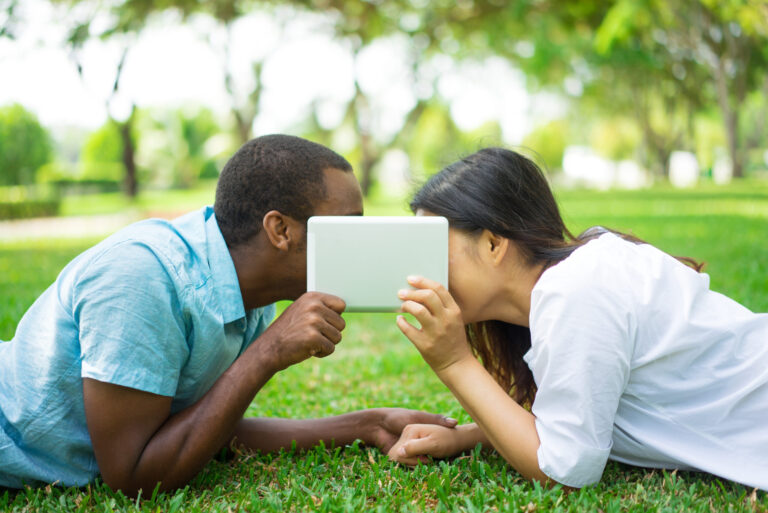 The advantages and disadvantages of long-distance relationships